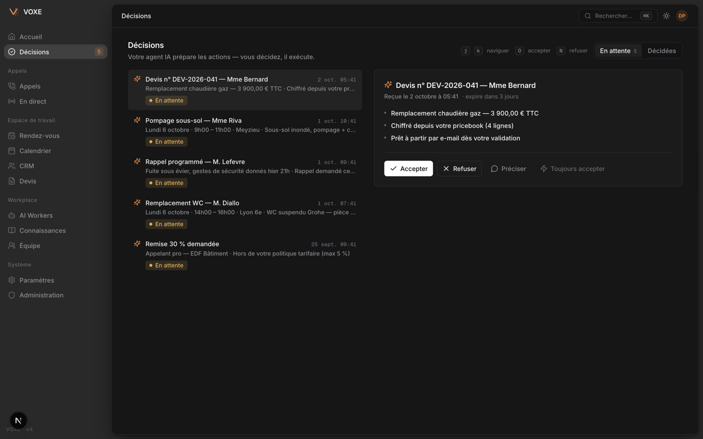 La file de décisions Auxis : chaque proposition de l’IA avec son contexte, à accepter ou refuser